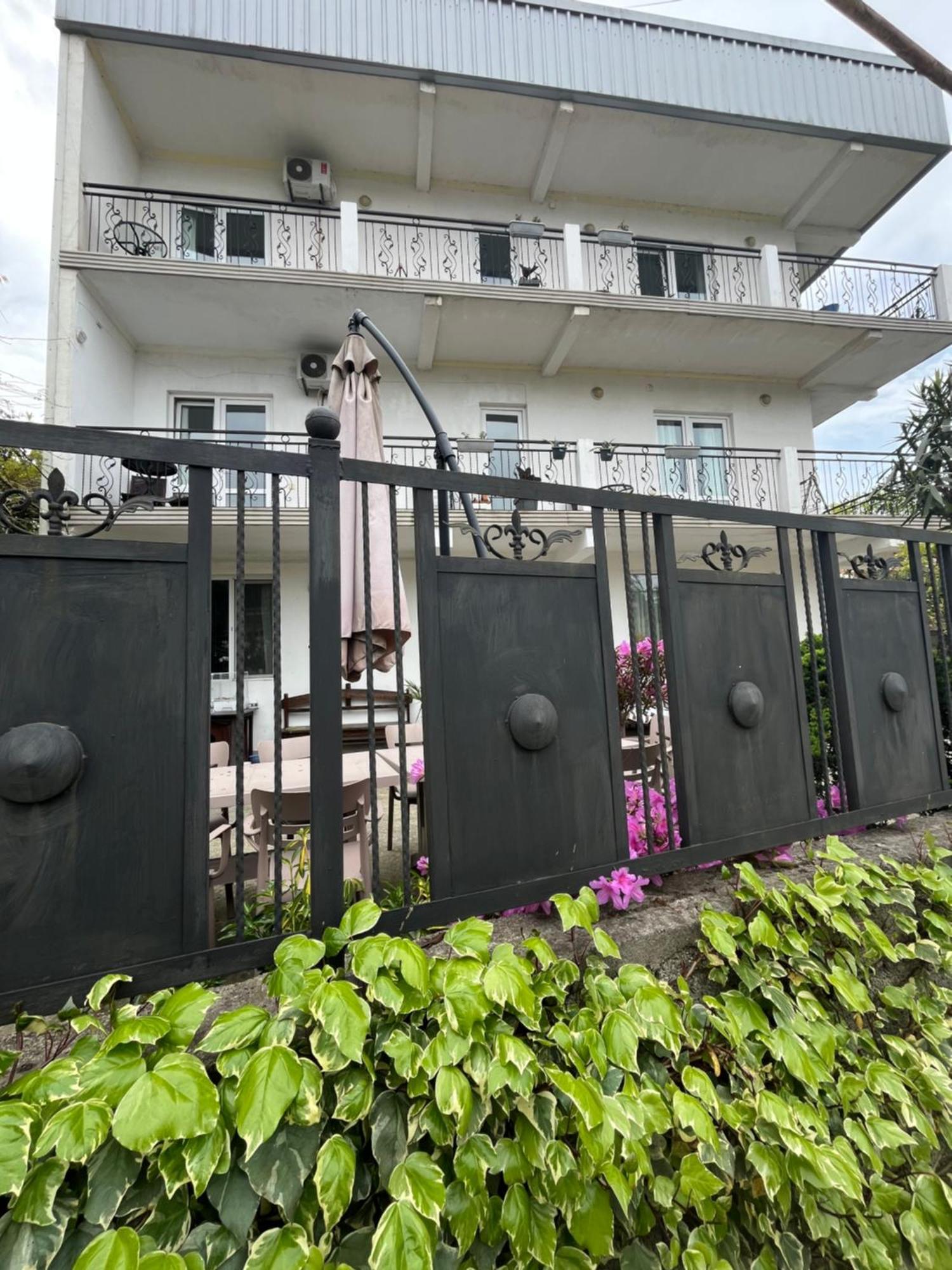 מחינג'אורי Guest House Junona מראה חיצוני תמונה